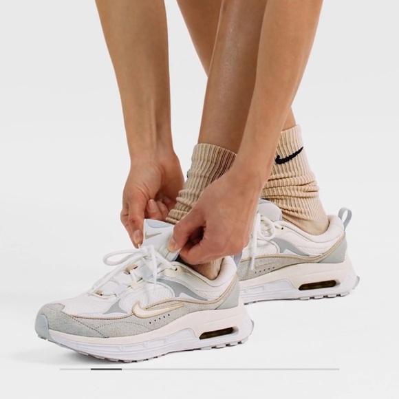 NWT * Nike Air Max Bliss LX Size 6 - Summit White, Phantom Dust, Sandrift, Sail - Picture 4 of 12